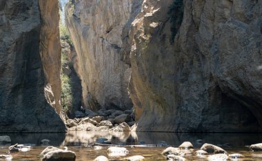 Dağlardan geçen güzel bir nehir manzarası.