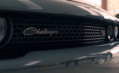 Logroo, La Rioja (İspanya); Mart 02 2025: Challenger 'ın ön logosu. Logotype ile siyah ızgara