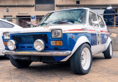 Logroo, La Rioja (İspanya); Mart 02 2025: Klasik ralli arabası SEAT 127 mavi ve beyaz