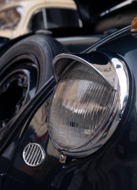 Klasik bir arabada farlar ve arkadaki yedek tekerlek. Klasik siyah araba.