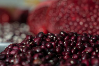 Toptan pazarda kurutulmuş kırmızı fasulye.