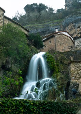 Dağlardaki köyde güzel bir şelale (Orbaneja del Castillo, İspanya)