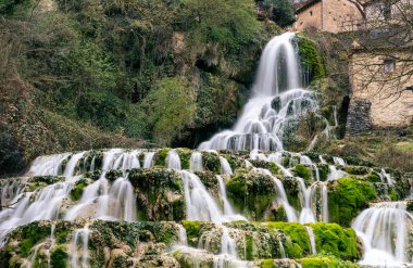 Orbaneja del Castillo (İspanya) şehrinin ortasında şelale)