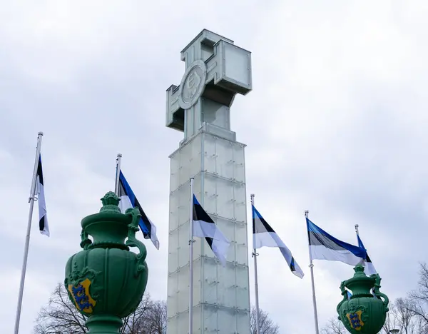 Tallinn, Estonya, 29 Nisan 2024. Bulutlu arka planda Estonya bayraklı özgürlük haçı