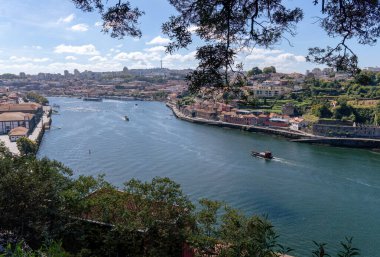 Porto 'dan geçen Douro Nehri.