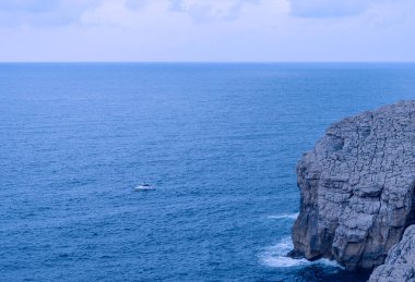 İspanya 'nın kuzeyindeki kayalık Atlantik kıyılarından geçen küçük bir tekne.