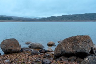 Kışın Dağ Gölü. Ön planda kayalar