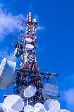 Anten iletişim kulesi antenleri ve mavi gökyüzü