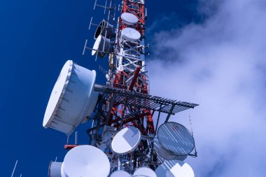 Antenli iletişim kulesi. Yakın plan.