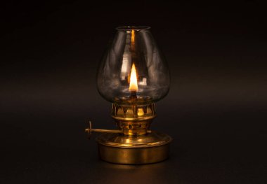 Karanlıkta siyah arka planda eski bir mumun yakın çekimi