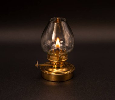 Koyu arkaplanda klasik cam gaz lambası.