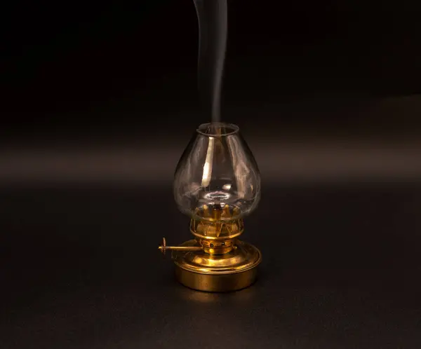 Eskimiş bir gaz lambası ve koyu bir arka plan.