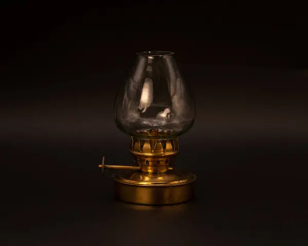 Siyah arkaplanda eski model bir lamba