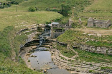 İspanya 'nın kuzeyindeki sahil şeridindeki değirmen kalıntıları. Cantabria, el Bolao