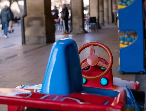 Sokakta oyuncak çocuk arabası