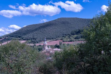 Dağlardaki manastır manzarası çok güzel. San Millan (La Rioja). UNESCO Dünya Mirası