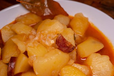 Geleneksel patates tarifine yakın plan. İspanyol riojana usulü patates pişirir.
