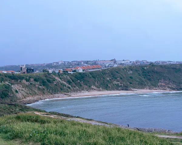 Kayalıklarda Atlantik okyanusuna bakan bir adam. İspanyol kuzey kıyı şeridi