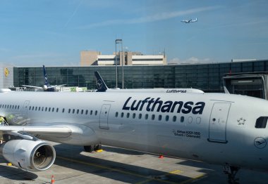 Frankfurt, Almanya; 14 Nisan 2025: Frankfurt havaalanı. Uçağın penceresinden bir uçağın üzerinden geçişi.