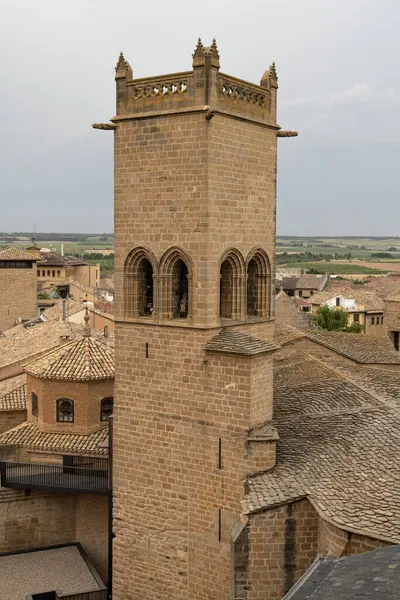 İspanya 'nın Olite köyündeki ortaçağ kale kulesi