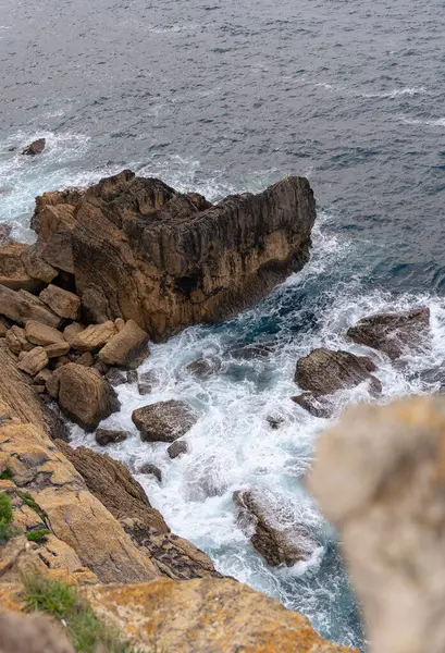 Uçurumun tepesinden deniz manzarası