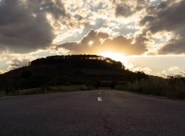 Gün batımı yol ve tepenin üzerinde