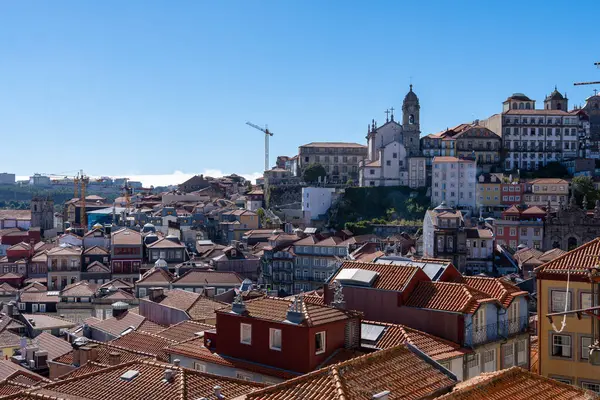 Porto şehrinin çatılarının manzarası