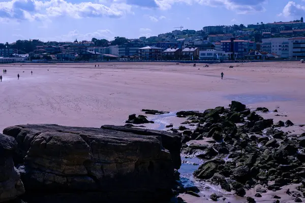 Güzel deniz manzarası ve kumsal.