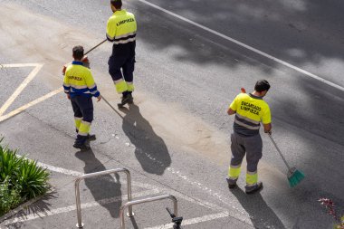 Logrono, La Rioja (Espana); 15 Mayıs 2025: Petrol sahasından yolu temizleyen şehir tugayı