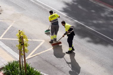 Logrono, La Rioja / Espana; 15 Mayıs 2025: Bir kazadan sonra iki operatör yolu temizliyor