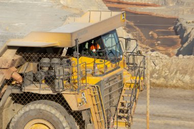 Çalışan bir taş ocağı kamyonunun yakın çekimi.