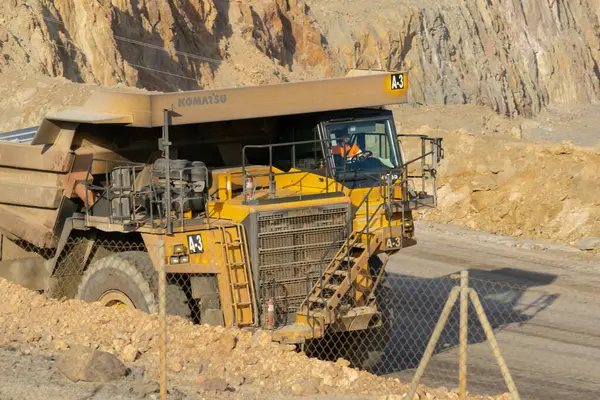 Taş ocağında çalışan bir kamyon.