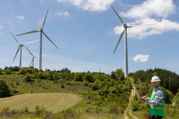 Rüzgar türbinleri alanında çalışan mühendis.
