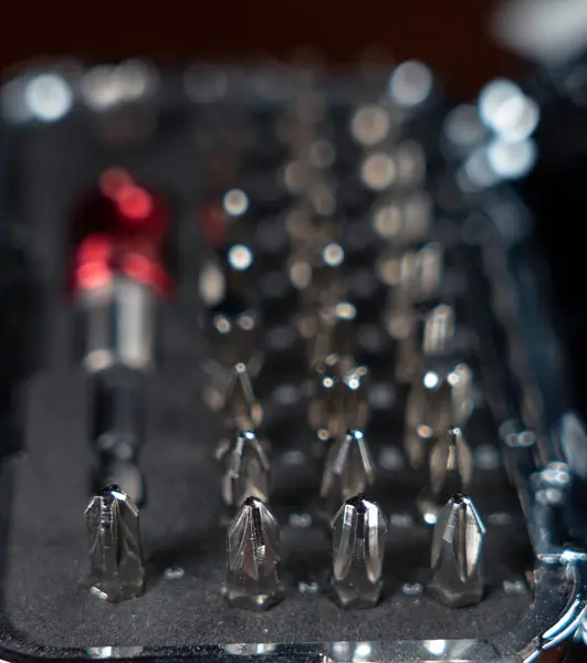 Plastik kutuya yerleştirilmiş tornavida parçaları