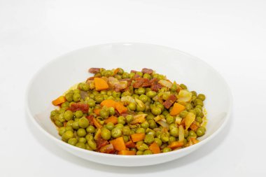 Geleneksel bezelye tabağı ve et.