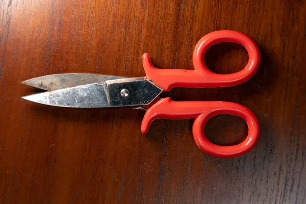 Ahşap arka planda paslı elektrikçi makası