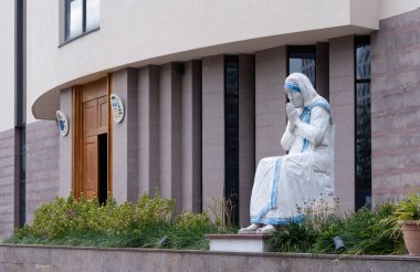 Arnavutluk 'un Tiran kentindeki Aziz Paul Katedrali' nin kapısındaki Kalkütalı Rahibe Teresa 'nın heykeli