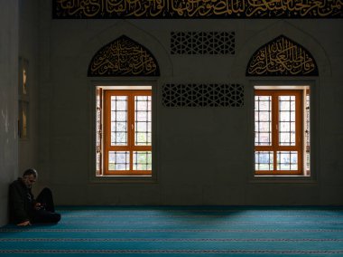 Tiran, Arnavutluk; 14 Şubat 2025: Cep telefonuna bakan bir adamla Yeni Büyük Cami 'nin İçi