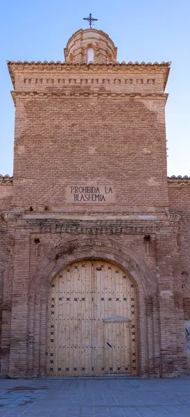 İspanya 'da Belchite harabelerindeki kilise kapısı.