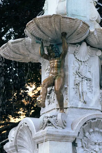 Yazın Innsbruck (Avusturya) şehrinde Çeşme