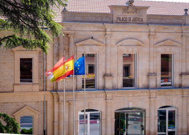 La Rioja 'da İspanyol ve Avrupa bayrağıyla saray. Logrono (İspanya)