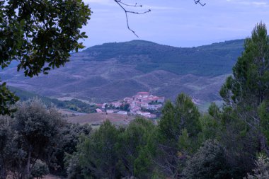 İspanya 'nın dağlardan gelen güzel bir köyü. Torralba del Rio