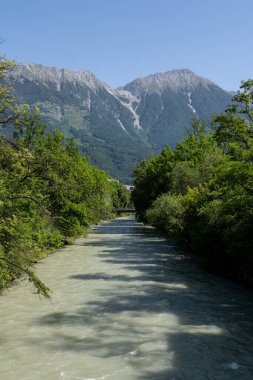 İlkbaharda şehrin içinden geçen dağ nehri.