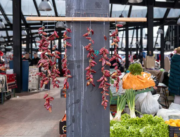 Tiran 'da bir markette kurutulmuş kırmızı biber.