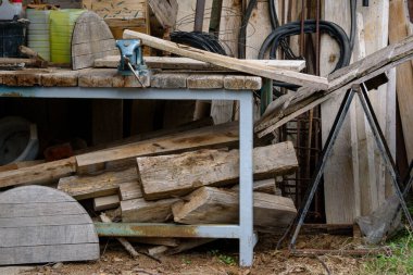 Kulübede çalışma tezgahı