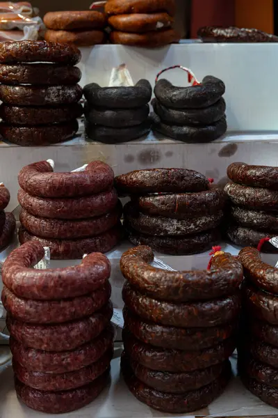 Paprikalı sosis. Domuz eti. Chorizo. Dikey çekim