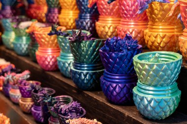 Kaplama bir kapta el yapımı renkli tencereler.