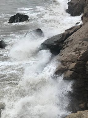 Kayalık deniz kıyısı