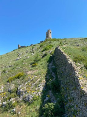 Eski bir kalenin kalıntıları.