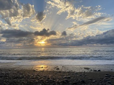 Denizin üzerinde gün batımı